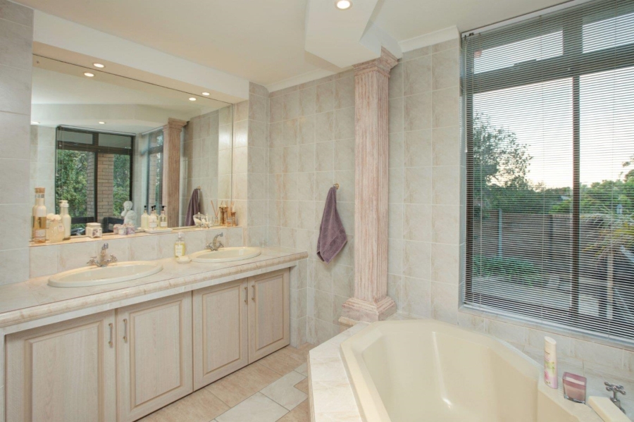 To Let 5 Bedroom Property for Rent in Welgemoed Western Cape